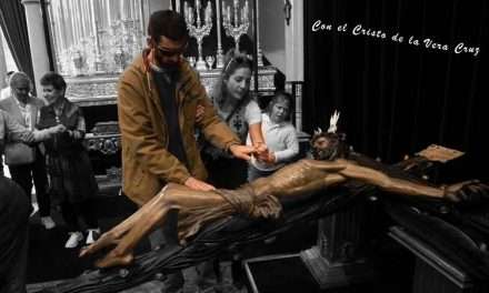Apascide con el Cristo de la Vera Cruz