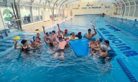 Delfines a la piscina
